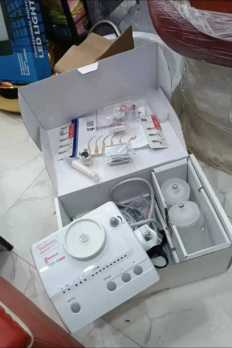 UDS-E Ultrasonic Scaler with Bottle