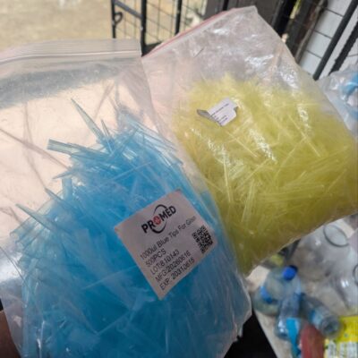 Bags of yellow and blue laboratory pipette tips, with the blue bag labelled 1,000 µL and 500 pieces.
