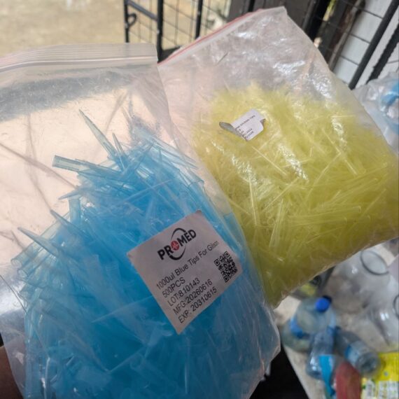 Bags of yellow and blue laboratory pipette tips, with the blue bag labelled 1,000 µL and 500 pieces.